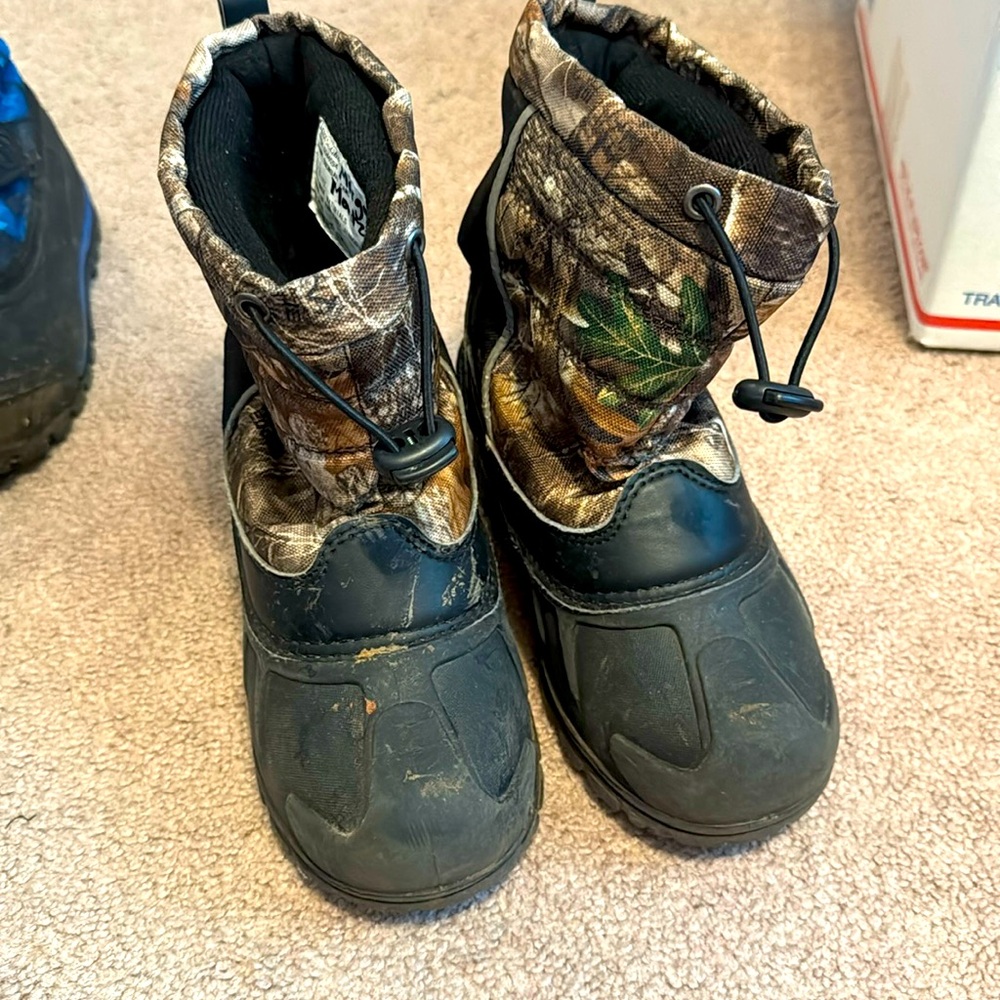 ITASCA Boys boots size 1 camo